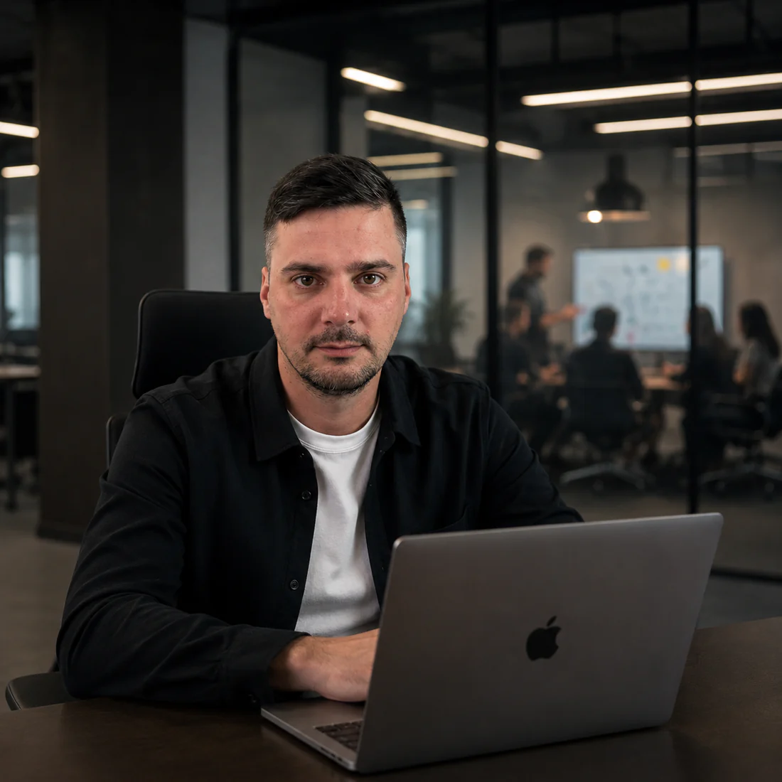 Maksym Horinov за рабочим столом в офисе